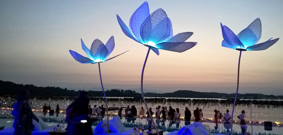 Φωτιστικά λουλούδια δεξίωσης γάμου